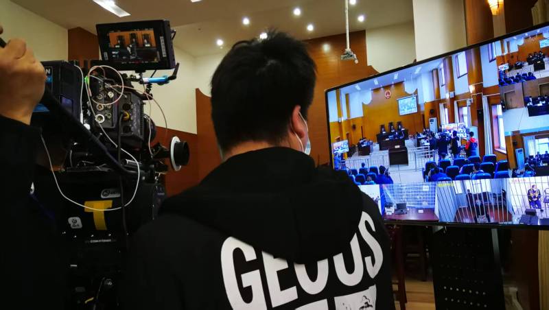 AI生成VS人工创意——青神县广告片拍摄公司的技术浪漫主义实践
